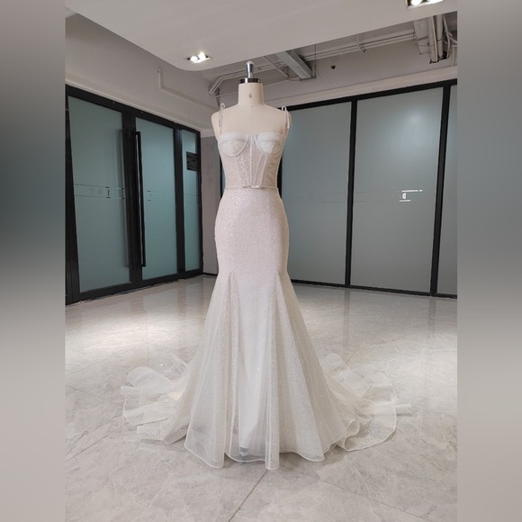 Many wedding dresses available - Picture 4 of 16